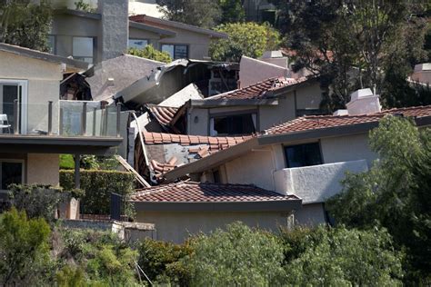 Landslide tears apart luxury homes on Southern California's Palos ...