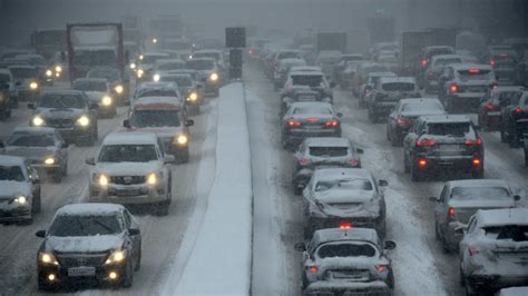 500 accidents an hour: Snowbound Moscow stuck in worst ever Christmas ...