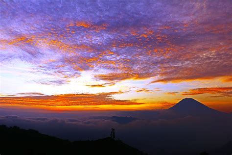 Golden Sunrise Bukit Sikunir Dieng – Paket Wisata Dieng terbaik 2022