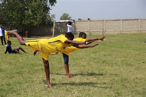 Students in physical education class | Students pair up to p… | Flickr