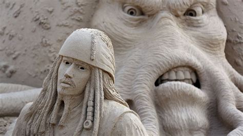 11 Splendid Sand Sculptures Made For the Movie Geek | Sand art, Sand sculptures, Sand