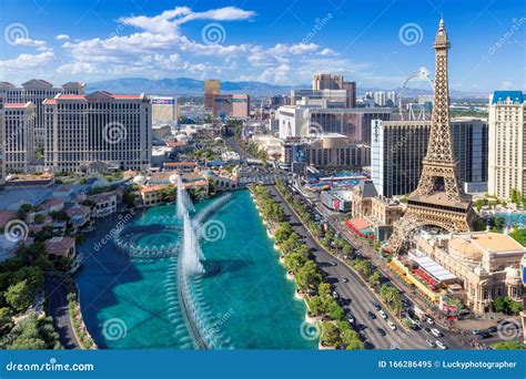 Las Vegas strip skyline editorial image. Image of fountain - 166286495