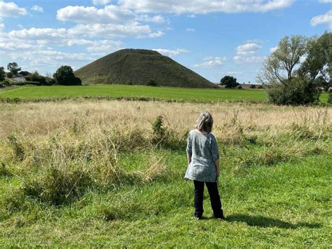 An easy circular walk around Avebury in Wiltshire. Guide, no ads!