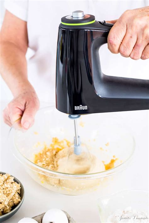 How to mix ingredients—Mixing methods in baking - The Bake School