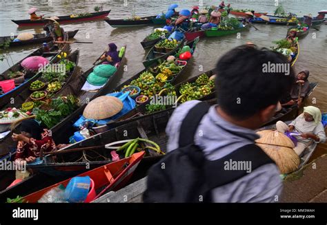 Floating market in Banjarmasin city, South Kalimantan, Indonesia Stock Photo - Alamy