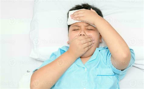 Sick child is coughing and compress on forehead. 23312915 Stock Photo ...