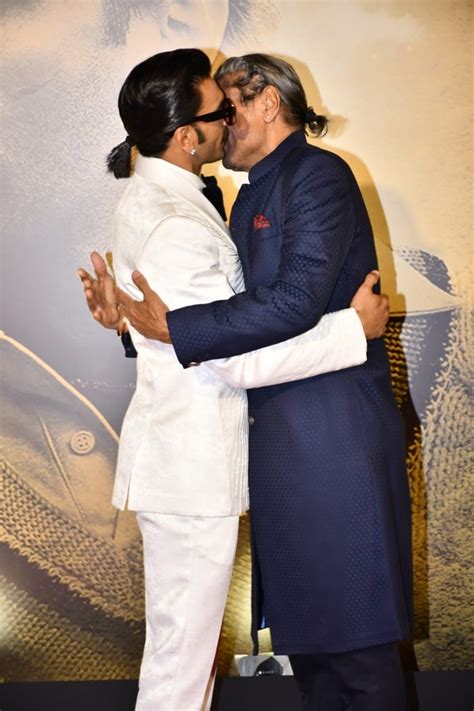 Howzatt! Ranveer Singh and Kapil Dev’s ‘moment’ at 83 premiere sets Internet on fire. Viral pic ...