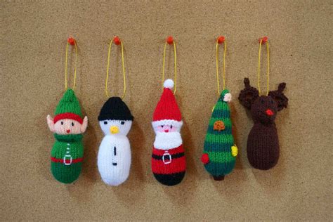 Family Crafts and Recipes: Knitted Christmas Ornaments- Free Pattern Included