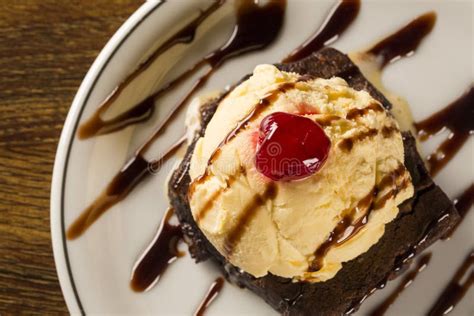 Brownie Del Chocolate Con Helado De Vainilla Imagen de archivo - Imagen de fresco, crema: 79594967