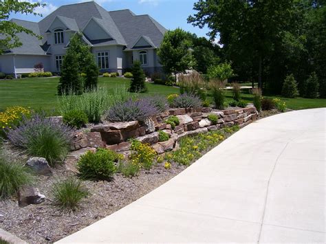 Driveway Landscaping Ideas For A Beautiful Entrance – HomeDecorish