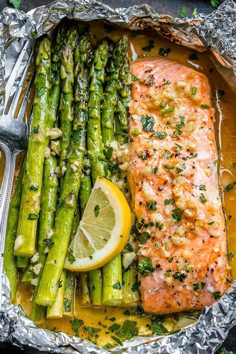 Baked Salmon in Foil with Asparagus and Lemon Garlic Butter Sauce | Baked salmon and asparagus ...