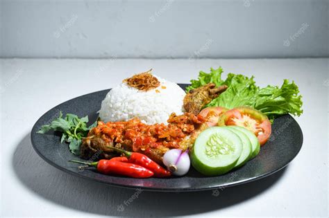 Premium Photo | Ayam geprek sambal indonesian food or geprek fried chicken with sambal hot chili ...