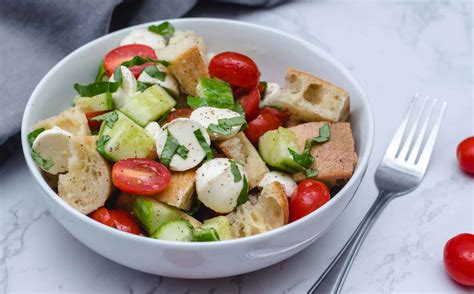 Fresh and Crunchy Italian Bread Salad | Oh My Veggies