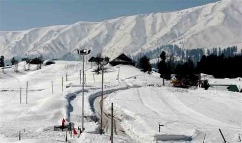 Kashmir snow leaves 11 dead - India.com