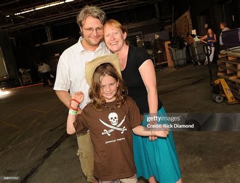 Amy Carter with husband Jay Kelly and son Hugo Carter backstage... News Photo - Getty Images