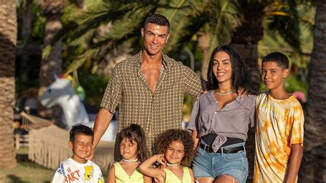 Niedlich: Cristiano Ronaldo und Georgina im Familienurlaub