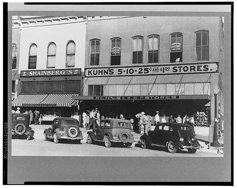 Saturday afternoon on main street of Lexington, Mississippi Delta, Mississippi | Library of Congress