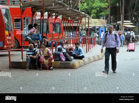 People waiting at a bus stop, Mumbai, Maharashtra, India Stock Photo - Alamy