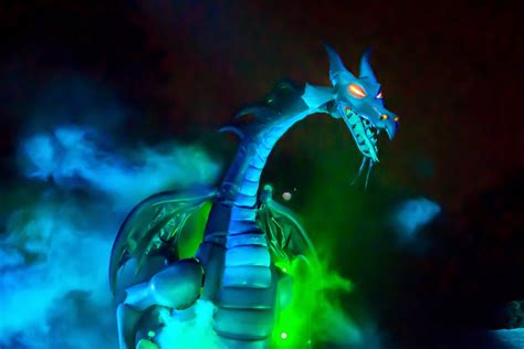 MickeyPhotos: Disneyland's Dragon in Fantasmic