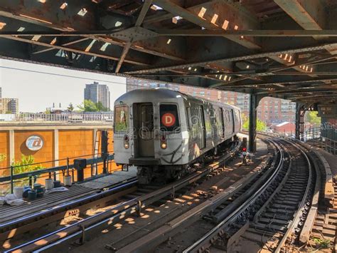 Brooklyn Subway Station editorial photo. Image of train - 98339036