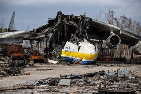 Billionaire Branson visits Antonov An-225 Mriya wreckage at Hostomel Airport - AeroTime