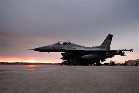 F-16 landing gear collapses after overshooting runway in Sioux Fall - AeroTime