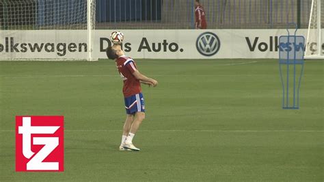 Robert Lewandowski shows his skills - Training Camp FC Bayern Munich Doha 2015 - YouTube