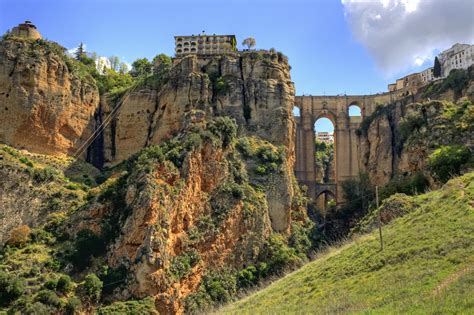 Mirar el tajo de Ronda desde abajo - Sevilla Moving