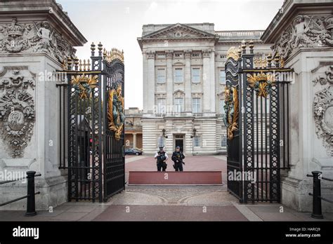 Front gate entrance buckingham palace hi-res stock photography and ...