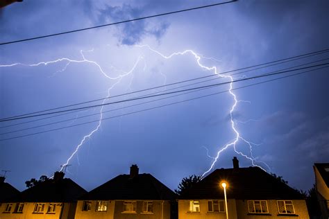 Doorbell Camera Captures Shocking Moment Lightning Strikes New Home - TrendRadars UK