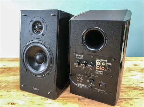 Edifier R2000DB Bookshelf Speaker Review // TechNuovo.com