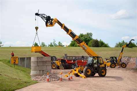 540-200 - A view of Europe's only rigid chassis, 20m machine showing it's versatility with a jib ...