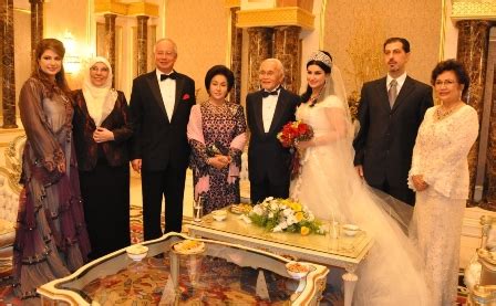 SRI TUPONG - WACANA WADAH WAWASAN: PM and Wife Attend Taib Wedding