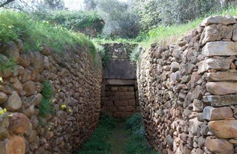 The vaulted tomb of Maleme - Chania | Terrabook