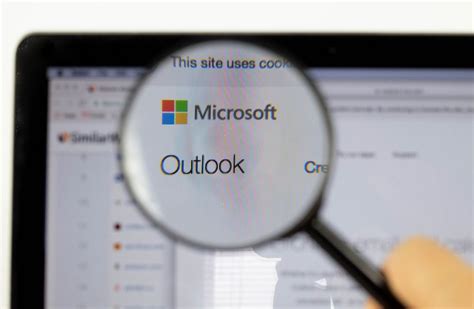 Microsoft logo on a computer screen with a magnifying glass - Creative Commons Bilder