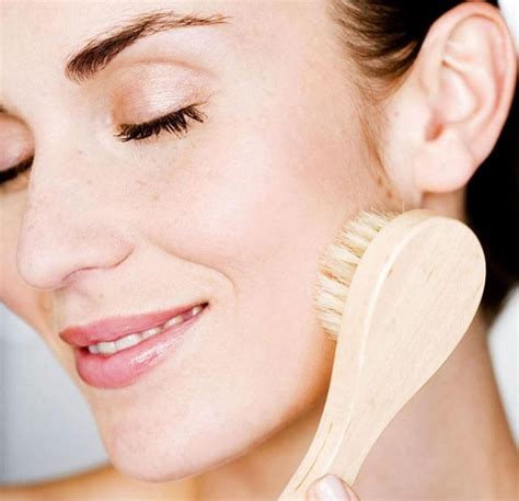 Dry Brushing Your Face: Complete Guide (Updated 2023) | Dry brushing face, Dry brushing skin ...