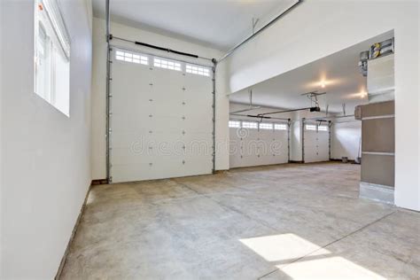 Interior of Large Three Car Garage in a Brand New House Stock Photo - Image of real, room: 76167744