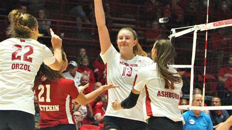 Badgers volleyball team beats another ranked foe for 10th straight win