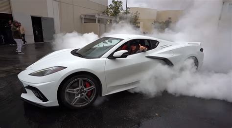 [VIDEO] YouTuber Turns Her 2020 Corvette Stingray Into a Burnout ...