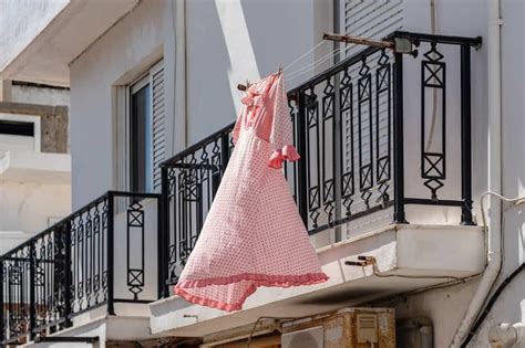 5 Ways to Dry Clothes on an Apartment Balcony - Balcony Boss