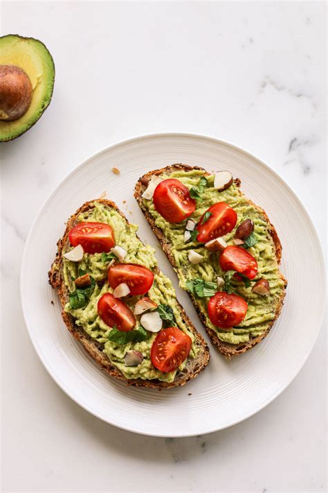 Avocado Hummus Toast - Ieke Booij