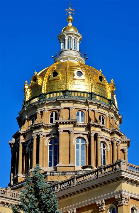 Iowa State Capitol Dome in Des Moines, Iowa - Encircle Photos