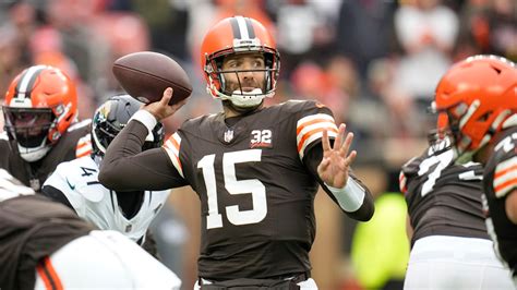 Flacco comes off couch to keep Browns' playoff hopes alive and well