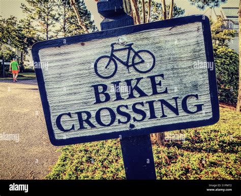 Bike crossing sign hi-res stock photography and images - Alamy