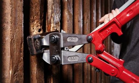 How to Cut a Lock with Bolt Cutters in Seconds?