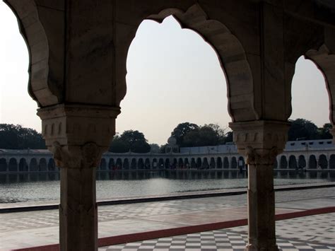 File:The Sarovar at Gurudwara Bangla Sahib, Delhi.jpg - SikhiWiki, free Sikh encyclopedia.