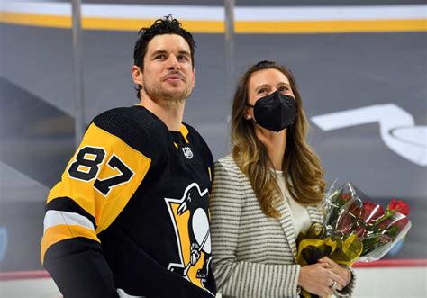 Who is Sidney Crosby’s wife or girlfriend, Kathy Leutner? - Legit.ng