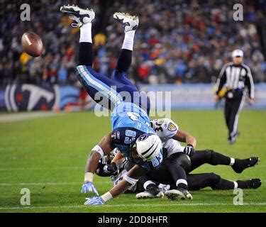 Tennessee Titans tight end Alge Crumpler (83) is tackled by St. Louis ...