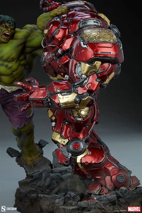 Sideshow Collectibles Reveals Powerful Hulk vs Hulkbuster Statue