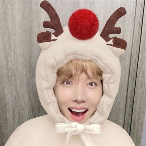 Hoseok Bts, Jhope, Winter Wallpaper, Christmas Icons, Bts Quotes, Light Of My Life, Cute Couple ...